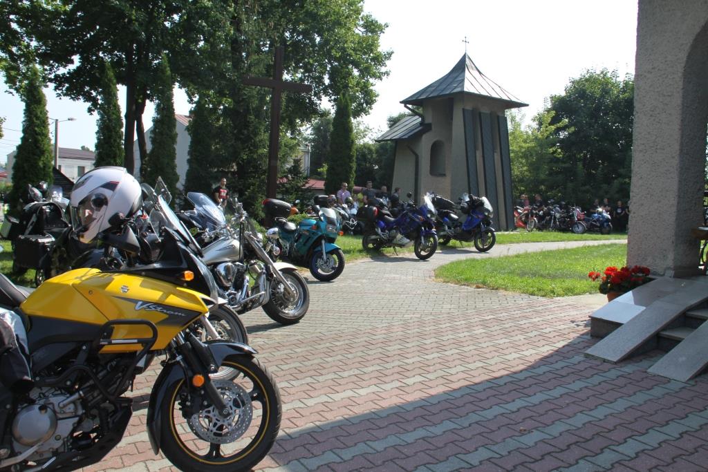 Motocykle ustawione pod kościołem