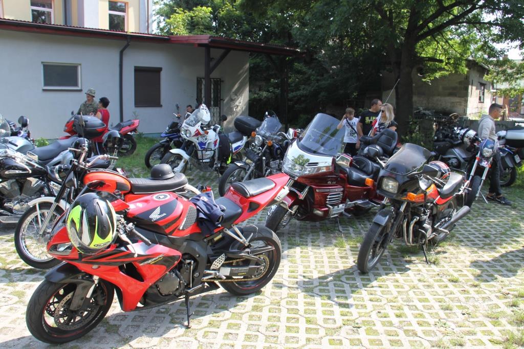 Prezentacja stojących motocykli