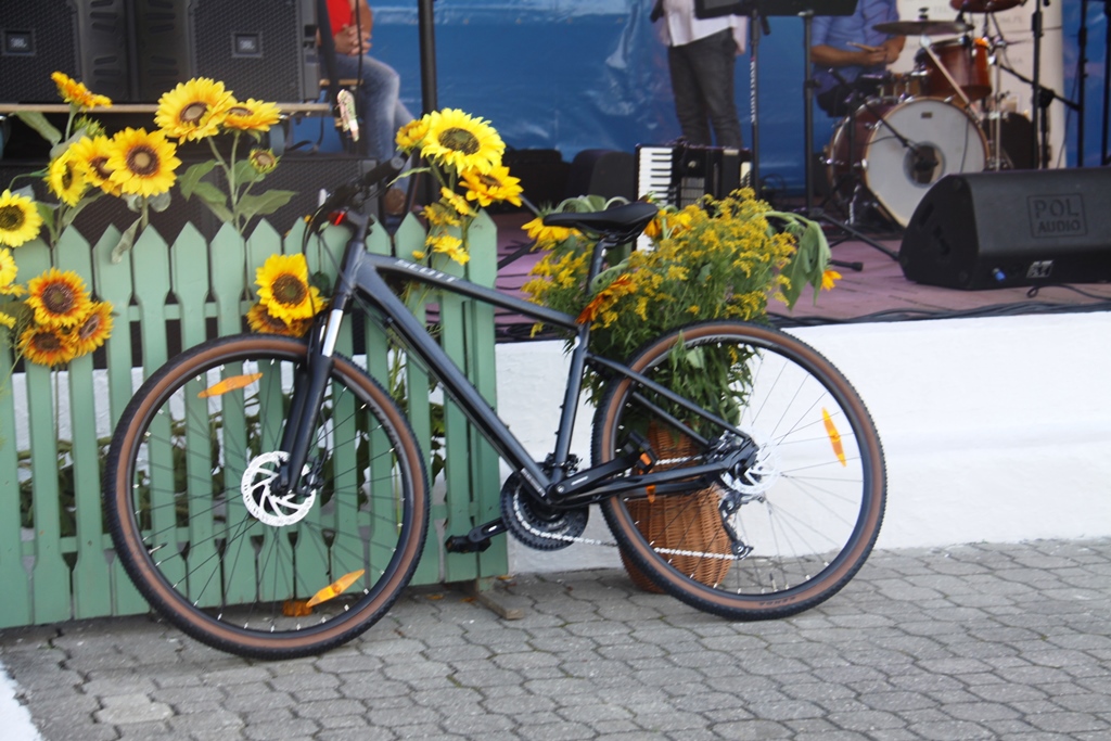 Rower w kolorze czarnym stojący przed sceną - nagroda w konkursie.