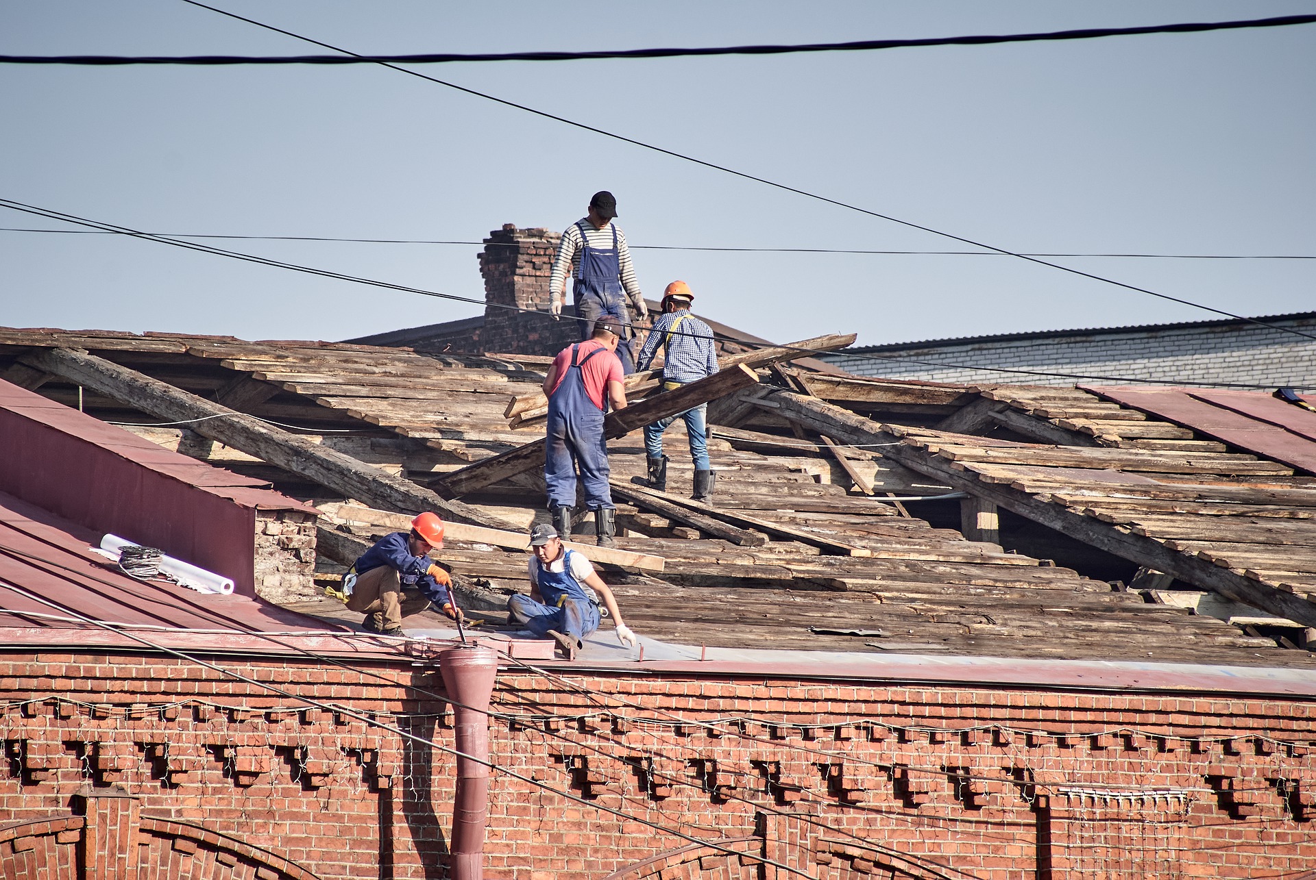 Zdjęcie poglądowe do artykułu: V naboru Zgłoszeń lokalizacji na usuwanie wyrobów zawierających azbest  ( Naprawa dachu - zdjęcie poglądowe)
