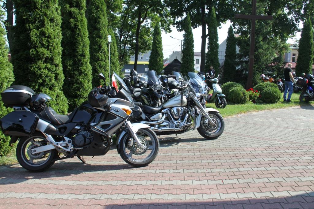 Widok na czarne stojące motocykle