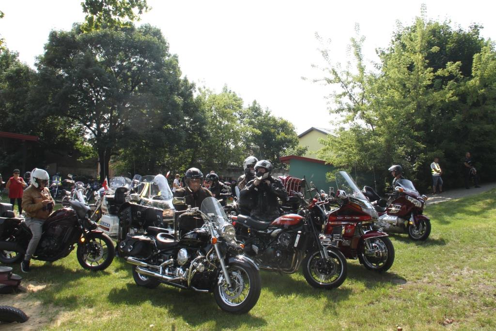 Prezentacja stojących motocykli - motocykliści przygotowują się do jazdy