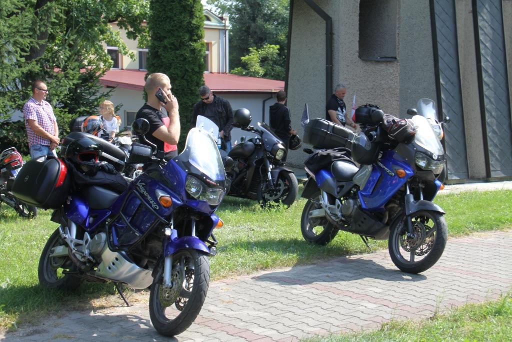 Stojące motocykle i motocykliści