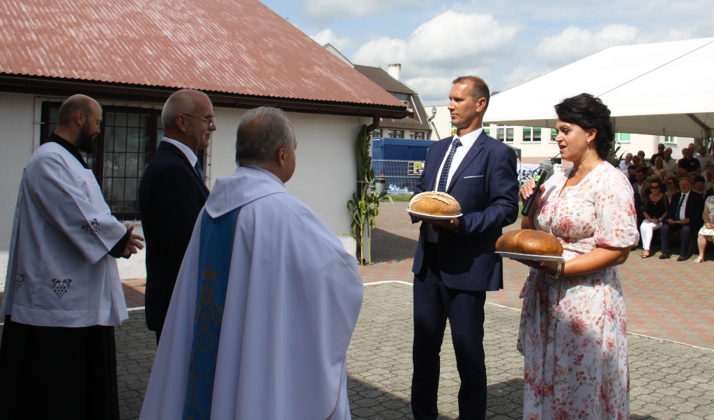 Starostowie dożynek przekazują chleb na ręce władz świeckich i kościelnych