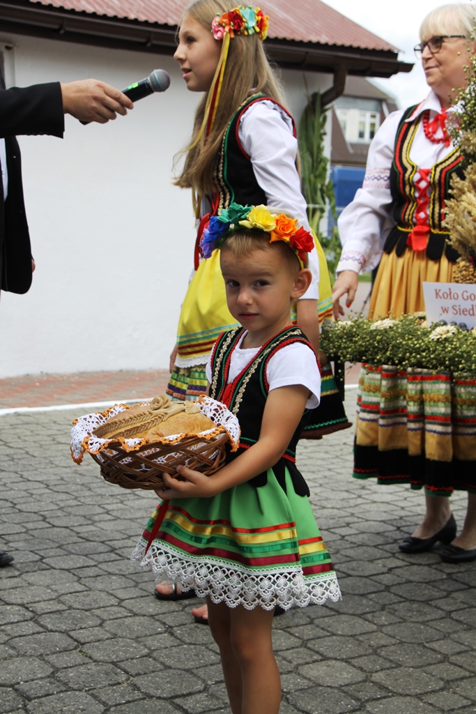 Mała dziewczynka w stroju ludowym z chlebem