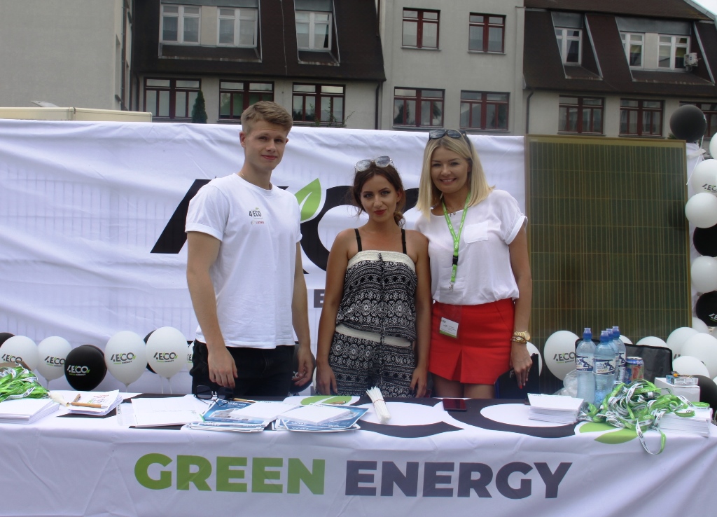 3 osoby na stoisku green energy