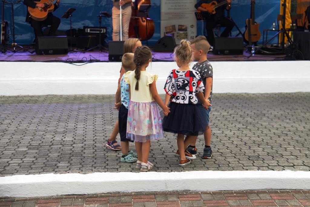 Piątka małych dzieci tańczących przed sceną